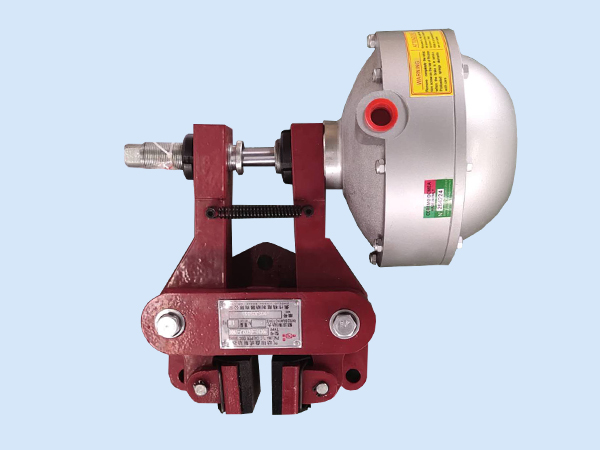 2、圖二為QDE常閉式鉗盤(pán)式制動(dòng)器，比較常用在較大扭矩的剎車(chē)，如鋼材加工設(shè)備等；